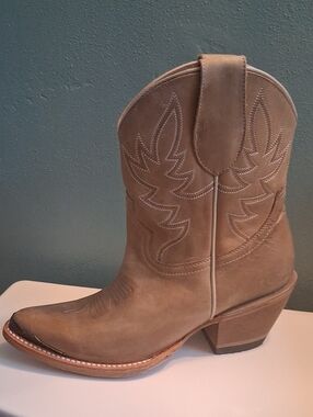 NWOB Idyllwind Women's Tan Leather Western Ankle Boot
